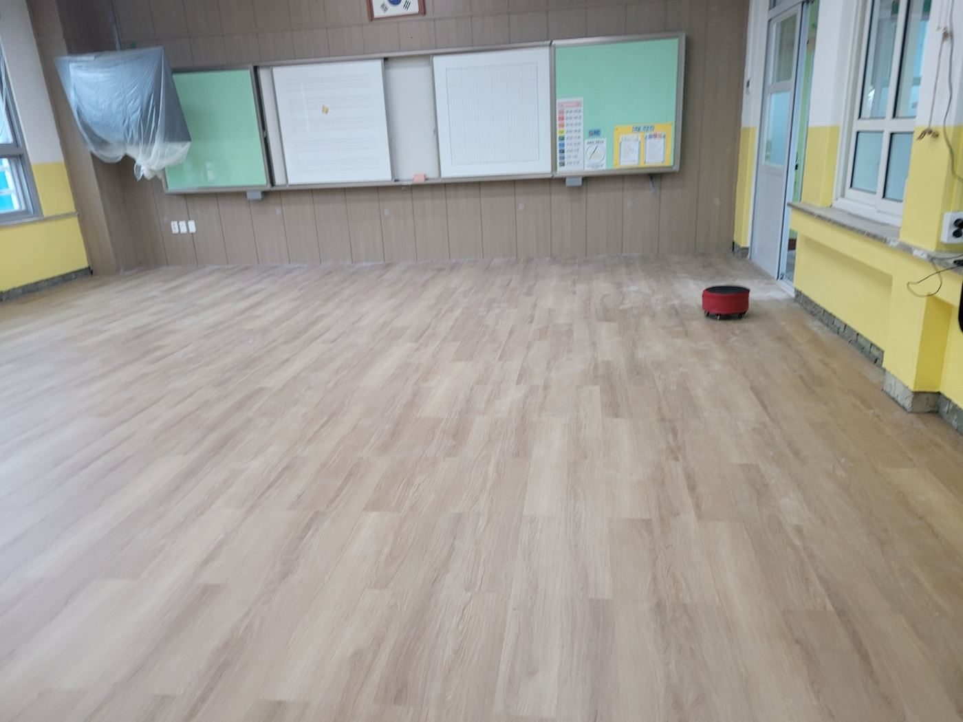 SPC 전열마루 덧방 시공을 마친 교실